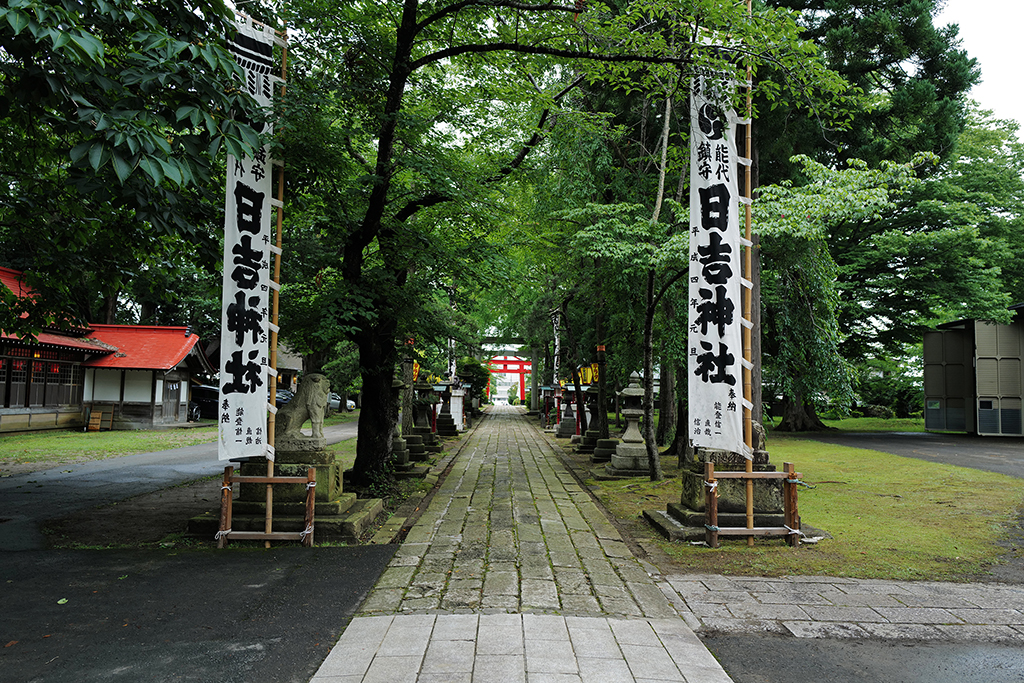 祭りの後に静まり返る神社の境内